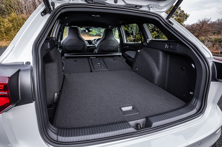 床面の高さを上段にセットし、後席の背もたれをすべて前方に倒した様子。足のジェスチャーによって開けられるイージーオープン機能付きのパワーテールゲートは「テクノロジーパッケージ」に含まれるオプションアイテム。