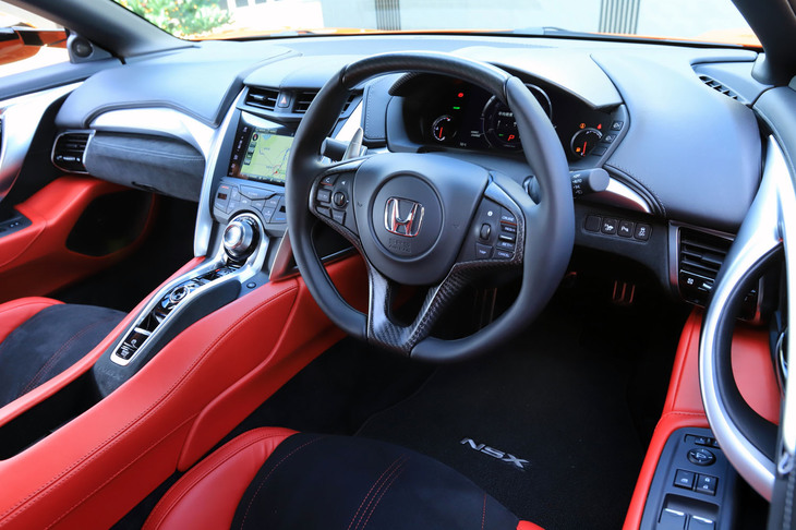 インテリアのデザインはマイナーチェンジ前と変わらない。天地のつぶれた形状のステアリングホイールは、握りやすさに配慮してリムの太さも不均等になっている。