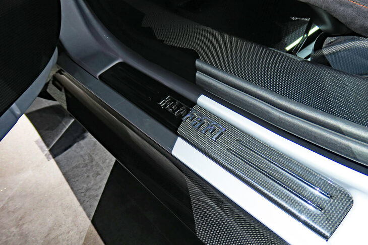 フェラーリSF90 XXストラダーレ（サイドシルプレート）