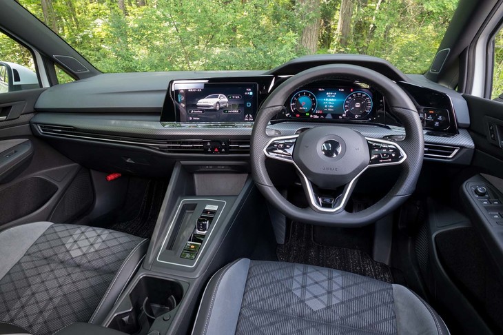 ダッシュボードを横断するカーボン調のあしらいがスポーツテイストを高めている。エアコン使用中に窓を開けると「エコでない」旨のアラートが表示される。