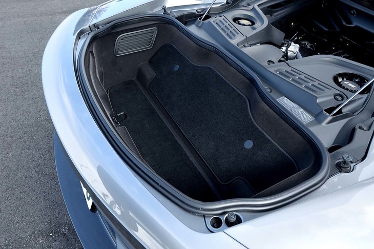 キャビン後方に縦置きされるエンジンのさらに後ろには、荷物の積載スペースが確保されている。