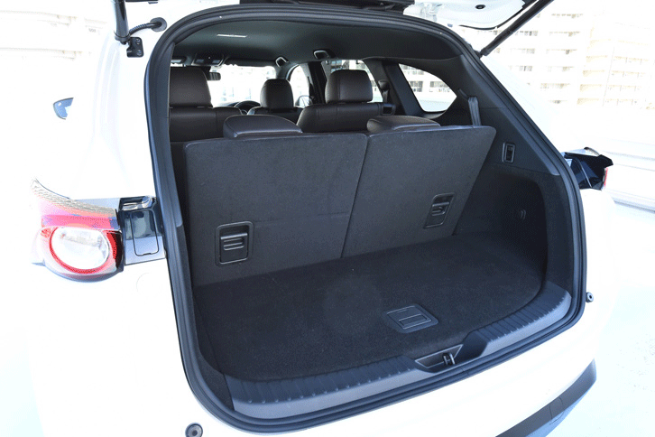 3列目シートのヘッドレストは可倒式。写真のように前方に倒すことで、ドライバーの後方視界を広げられる。（写真をクリックすると3列目シート収納時の荷室が見られます）