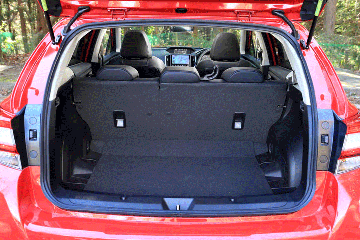 
	荷室の開口幅は、最大1039mm。5人乗車時で820mmの奥行きは、後席を倒すことで1631mmにまで拡大できる。（写真をクリックすると荷室のアレンジが見られます）
	