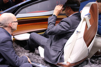 2018年3月のジュネーブモーターショーのフォルクスワーゲンブースで。リアルとバーチャルを併用し、いかに車内外の質感を伝えられるようになるかが興味深いところだ。