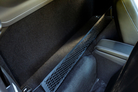 シートの背面には容量208リッターの収納スペースがあり、荷物の転落防止のネットも備わっている。