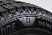 「ブリザックVRX3」のサイドウォールに入れられたブリヂストンの「B」マークは、右に16度傾いたデザインになっている。これは「挑戦する姿勢」や「挑戦する人を支えようと身を乗り出すブリヂストンの姿勢」を示したものだという。