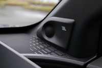 オーディオには「bZ4X」「ソルテラ」合わせて3種類のシステムを用意。bZ4Xには9基のスピーカーからなるJBLのサウンドシステムが標準装備される。