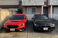 「WRX S4」（写真左）とわが愛車のエリート特急こと先代「BMW 320d」（同右）を並べてみた。WRX S4のボディーサイズは全長×全幅×全高＝4670×1825×1465mm、320dは同4645×1800×1440mmと、サイズはかなり近い。