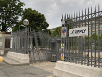 関係者用駐車場の入り口も新たな所有者のものに掛け替えられていた。