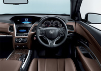 「レジェンド」のインストゥルメントパネルまわり。