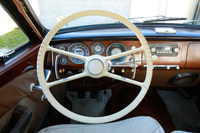 ステアリングホイールはご覧の通りの大きさ。現代的なアシスト機構なしでも、そこまで重さは感じなかった。