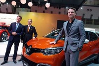 現在のルノーのデザインを取りまとめているのは、ボルボやフォード、マツダを経て2009年9月にルノーのデザイン本部長に就任した、ローレンス・ヴァン・デン・アッカー氏（右）。写真は2013年の東京モーターショーで、アッカー氏自ら先代「キャプチャー」を紹介した際のもの。