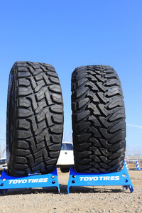 右がオフロード性能を追求した「OPEN COUNTRY M/T」。左がオンロード性能にも配慮した「OPEN COUNTRY R/T」。このほかにも「OPEN COUNTRY」シリーズには、よりオンロード走行を重視した「A/Tプラス」や「U/T」などもラインナップされている。（U/Tについては日本導入の予定はない）