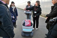 「ワポチ」については観光農園「グランベリー大地」の敷地内で、いちご狩りの利用者を対象に実証実験を開始。受付からビニールハウスまで荷物を積んだり、来場者を先導もしくは追従したりして、移動をサポートする。