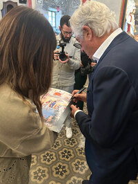 来場者に求められ、サインに応じるジウジアーロ氏。（Photo：Umberto Giorio）