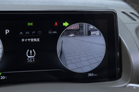 ウインカーを出した側のサイドカメラの映像をメーターパネルに映し出せるのは上位モデル譲りの機能。右左折時の巻き込み予防にありがたい。