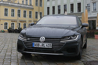 「アルテオン」のキャラクターは“スポーツカーとサルーンを融合したグランドツーリングカー”というもの。水平のバーで構成されたフロントグリルがボディーの幅広さを強調している。