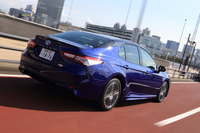 「カムリWS」専用色としてアティチュードブラックマイカ×ダークブルーマイカメタリックのツートンカラーが設定される。