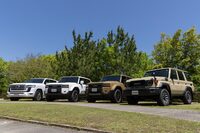 試乗会場に並べられた「ランドクルーザー」ファミリーの各モデル。写真向かって右端がヘビーデューティーモデルの“70”、同左奥が“ランクルの象徴”とされる“300”、中央の2台が“250”だ。日本市場に3系統のランクルが勢ぞろいするのは、2014年に“70”が限定販売されて以来のこととなる。