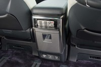 センターコンソールの後部には、2列目シート向けの収納や、リアエンターテインメントシステム操作用のリモコンが用意されている。