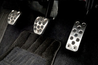 ABCペダルはステンレス製のスポーティーなもの。