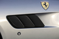 フロントフェンダーには、往年の「フェラーリ330GTC」を想起させる3枚ルーバーのエアベントが設けられている。