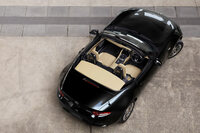 改良型の「ロードスター」には、クラシックな装いが魅力の新グレード「SレザーパッケージVセレクション」が設定される。その姿に、往年の「Vスペシャル」を思い出す人は少なくないはず……。