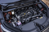 「レクサスLBX」では最高出力91PS、最大トルク120N・mの1.5リッター直3ガソリンエンジンをベースとするハイブリッドのみがラインナップされる。フロントモーターは同94PS、同185N・mで、4WD車のリアモーターは同6PS、同52N・mを発生する。