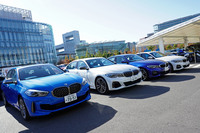 新型の「1シリーズ」（写真左）と「3シリーズ」が並ぶ。このほかにも店舗周辺には数多くの試乗車がそろっている。
