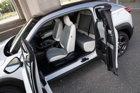 「MX-30」を特徴づけている「フリースタイルドア」はフロントドアが82°、リアドアが80°まで開く。