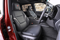 「GR」のロゴ入り本革シート。写真のブラックと、ブラックとレッドのツートンカラーから選択可能だ。