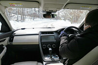 湖畔の道で「ベクター4シーズンズGEN-3 SUV」の実力を試す筆者。