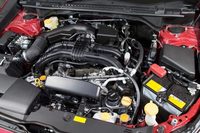 新開発の2リッター水平対向4気筒直噴エンジン。従来のエンジンより約12kgの軽量化を果たすとともに、実用トルクの向上と燃費の改善を実現している。