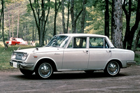 3代目「トヨペット・コロナ（RT40）」。1964年9月にデビューし、翌65年1月には2代目「ブルーバード（410）」を蹴落としてベストセラーの座に就いた。小型車に絶対の自信を持っていた日産にとっては社運を揺るがす大事件だったが、反撃する有効な手段が見つからず、ブルーバードのフルモデルチェンジを急ぐこととなった。