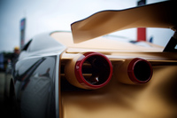 “スカイライン時代”から受け継がれる丸型のテールランプには、中央部を空洞としたデザインを採用。可変式のリアウイングも、このクルマの大きな特徴となっている。