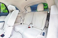 左右それぞれにシートヒーターやUSB Type-Cポート（しかも2個ずつ！）、ドリンクホルダーが用意されるなど、3列目シートも装備は充実。アクセスの際には、電動で2列目シートを退けることができる。