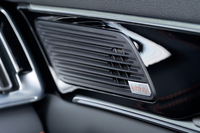 10スピーカーからなるインフィニティのサウンドシステムを装備する。