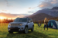 同車を購入すると「レネゲード」のイラストが入った収納ケース付きチェアタイプハンモック（写真中央）がプレゼントされるという。