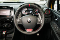 「トロフィー」のステアリングギア比は、「シャシーカップ」の14.5から13.2に変更されており、よりクイックなハンドリングを味わうことができる。