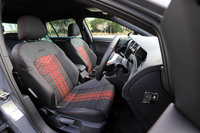 専用ファブリックのマイクロフリースシートを装備。適度に張り出したサイドサポート部分が、コーナリング中の体をしっかりホールドしてくれる。フロントドアを開けた際、地面に「TCR」ロゴを映し出すプロジェクション機能も備わる。