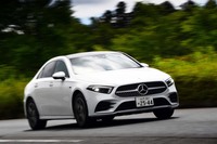 「A250eセダン」では、エンジンとモーターのパワーを生かした強烈な加速が味わえる。その速さは、パワフルなEVとして知られるテスラ車を思わせる。