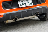 新たに採用されたクロームデュアルエキゾーストパイプ。排気流と排気圧を最適化させるため、エキゾーストシステムも見直された。