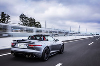 最高出力450PSの5リッターV8スーパーチャージドエンジンを搭載する「FタイプR-DYNAMICブラック コンバーチブルP450」のパフォーマンスは、0-100km/h加速4.6秒、最高速度285km/hと発表されている。