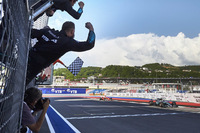 ボッタス（写真前）の勝因は、素晴らしいスタートに加え、セーフティーカー後に2位ベッテル以下を引き離せたこと。終盤のベッテル（同後ろ）の猛チャージにも耐えて見事初優勝を遂げた。ランキングでも、1位ベッテル（86点）、2位ハミルトン（73点）、そして3位ボッタス（63点）と、チャンピオン争いが視野に入ってきた。（Photo=Mercedes）