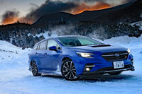 「STI Sport」系のグレードは、専用デザインの18インチホイールやバンパーのメッキ装飾などが特徴。ボディーカラーで「WPブルー・パール」が選べるのも、STI Sport系だけだ。（写真：荒川正幸）