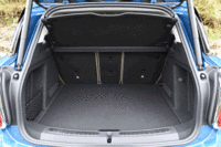 ボディーサイズが拡大したことにより、ラゲッジルームの容量は先代モデルから100リッター増しの450リッターとなった。リアシートは40：20：40の3分割で倒すことができる。（写真をクリックすると、シートの倒れる様子を見られます）