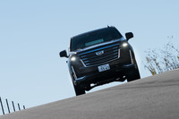 日本仕様の駆動系は6.2リッターV8ガソリンエンジンに10段AT、セレクタブル4WDの組み合わせのみだが、本国仕様にはディーゼルエンジンやFR車なども用意されている。