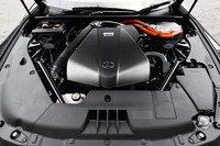 最高出力299PSの3.5リッターV6エンジンに、同180PSのモーターが組み合わされた「マルチステージハイブリッドシステム」を搭載。システム最高出力は359PSを誇る。