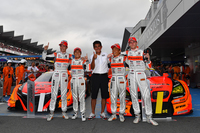 勝利をよろこぶARTAの5人。チームの代表を務める鈴木亜久里監督（写真中央）も満面の笑み。