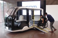 車いすに乗ったまま乗車できる。アプローチするためのスロープは、「APM」のフロア下に収納されている。